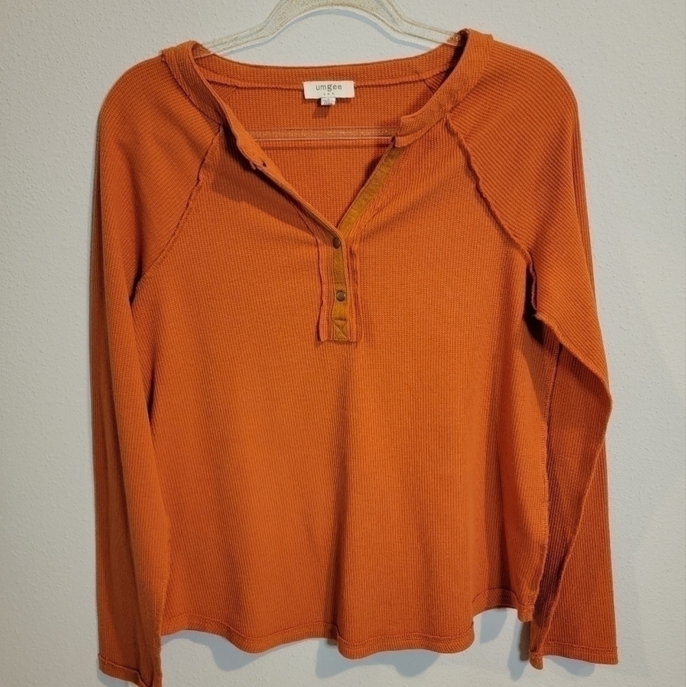 UMGEE‎ size small Orange thermal top